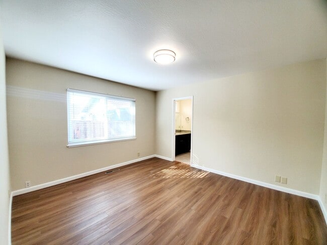 Building Photo - Lovely 3 bedroom 2 bath duplex with private garage and backyard