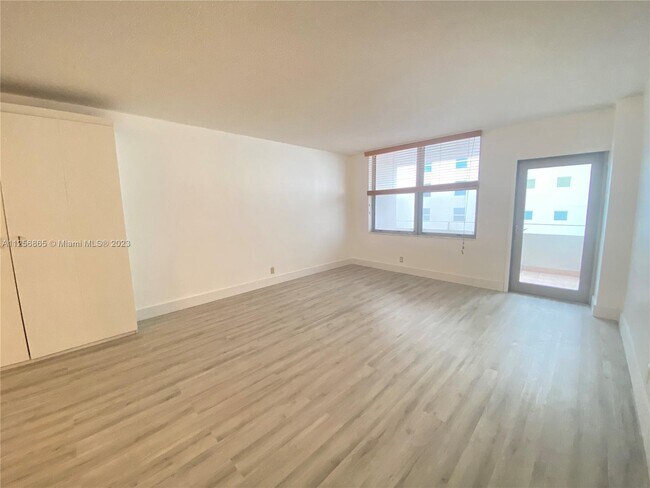 Building Photo - 9225 Collins Ave