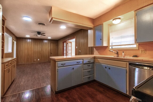 Building Photo - 1227 Ector St