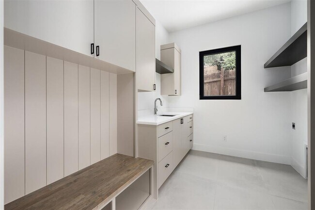 Building Photo - 13701 Montview Dr