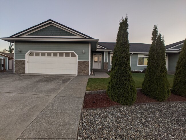 Primary Photo - 2+ bed, 2.5 bath duplex condo in Sequim