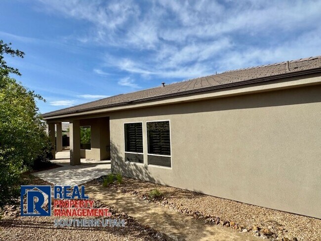 Building Photo - 4 Bedroom home on elevated Bloomington lot...