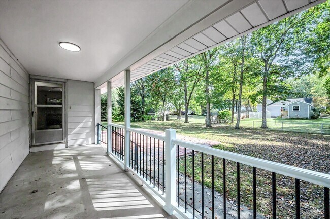 Building Photo - 557 Maple Rd