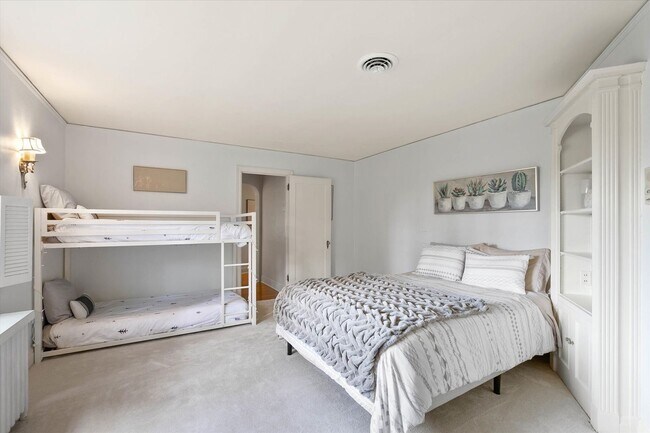 Building Photo - "Luxurious 5-Bedroom Spokane Retreat with Pool, Guest Suite, and Stunning Finishes!"