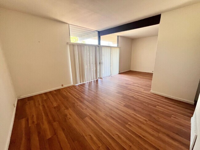 Building Photo - Charming 2-bedroom, 1-bath duplex with a yard