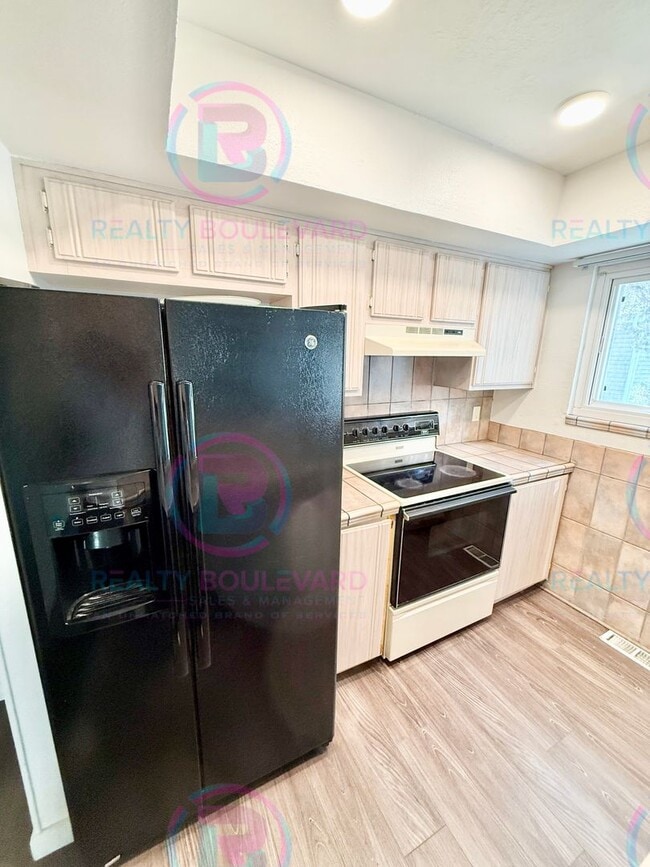Building Photo - This stunning two-bedroom, two-bathroom to...