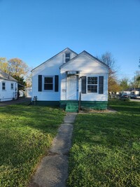 Building Photo - Charming home with a basement, 1.5 baths, ...