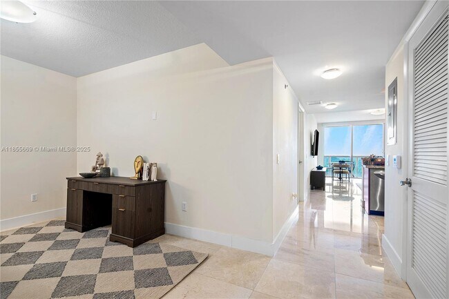 Building Photo - 2641 N Flamingo Rd