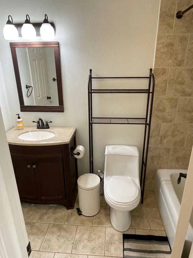 Building Photo - Great Corner Unit in University Area with Gated Parking