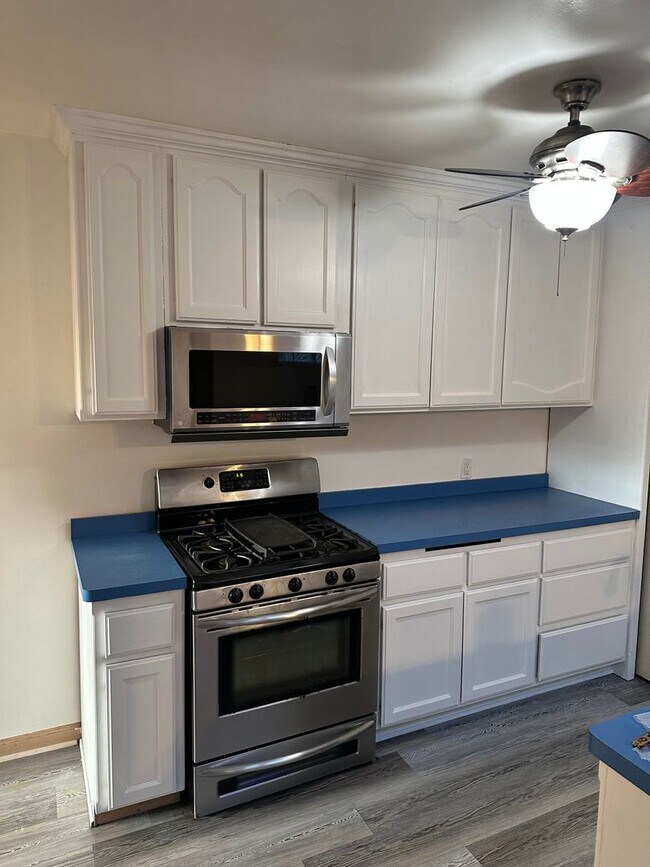 Building Photo - 3 BEDROOM 2 BATH HOUSE - South Torrance