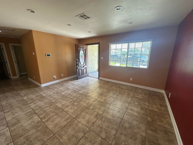 Building Photo - Wonderful 4-bed/3-bath gated home in Azusa.