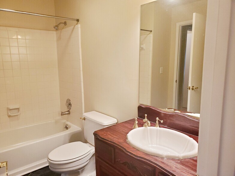 Building Photo - 14 Springhedge Ct St