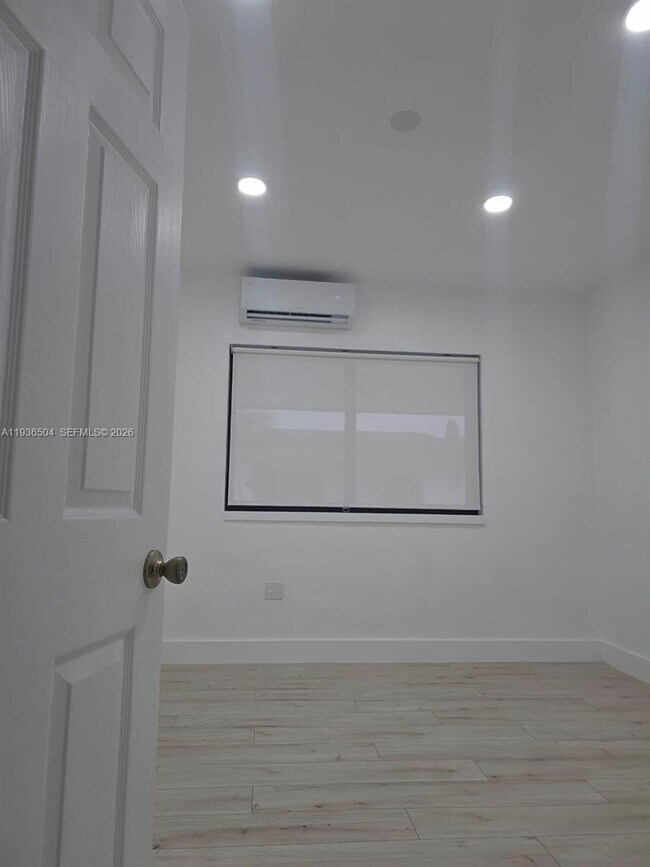 Building Photo - 14410 NE 5th Pl