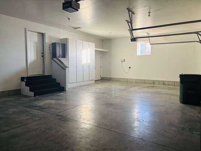 Building Photo - 4 bedroom 3 bath home