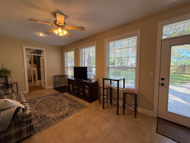 Building Photo - 4410 Windlake Dr