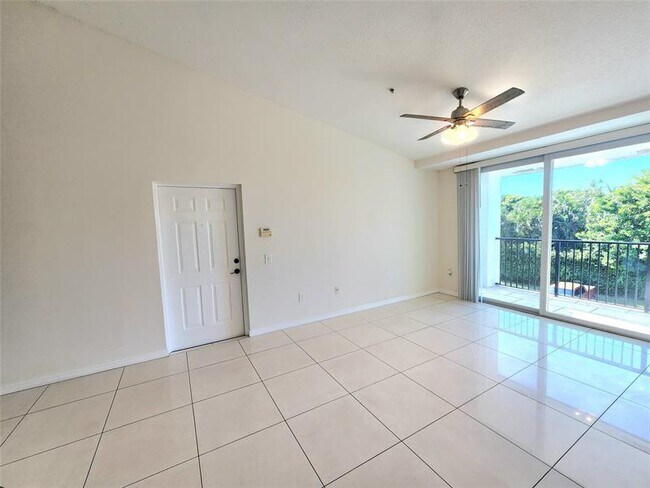 Building Photo - 1021 Villa Cir