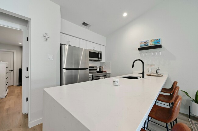 Building Photo - 1215 Hollow Creek Dr