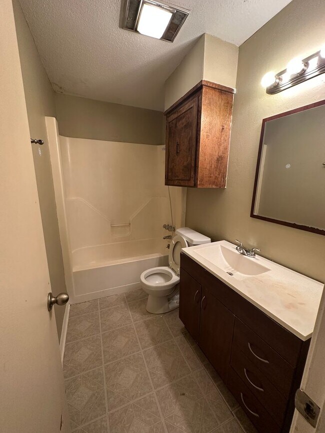 Building Photo - Beautiful 3 Bedroom Southern Hills Home