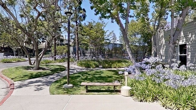 Building Photo - Charming 1Bd Upstairs Condo w/ Den & Garage