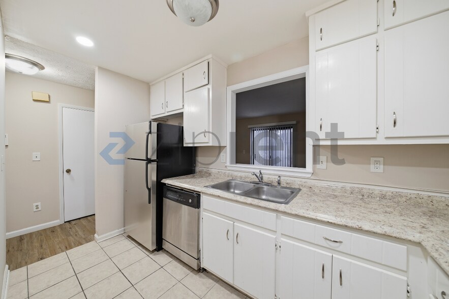 Building Photo - 5893 N Castlegate Dr