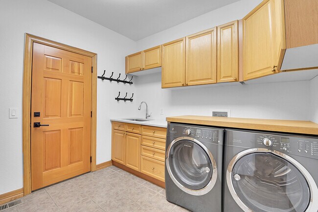 Building Photo - 556 Ridgeside Dr