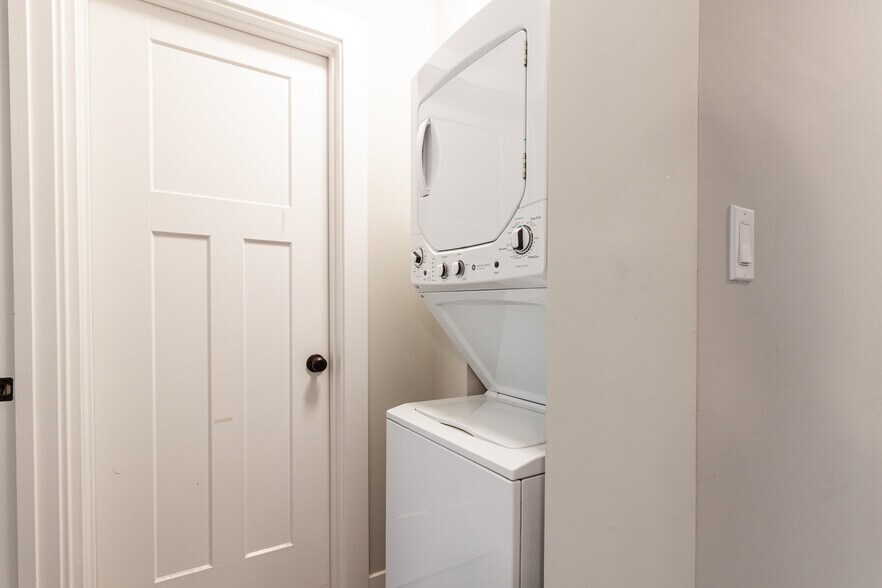 Building Photo - 525 W Surf St