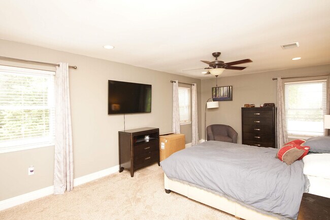 Building Photo - 574 L'Ombre Cir NE