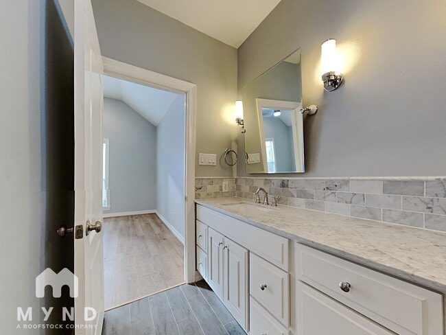 Building Photo - 839 Rosine St