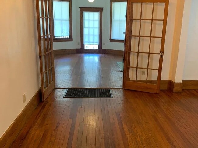 Building Photo - 503 E 40th St