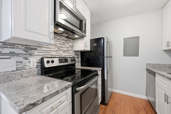 Building Photo - Stylish Two-Level Condo in Gables of Tuckerman Near Pike & Rose!