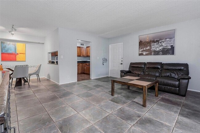 Building Photo - 3083 N Oakland Forest Dr