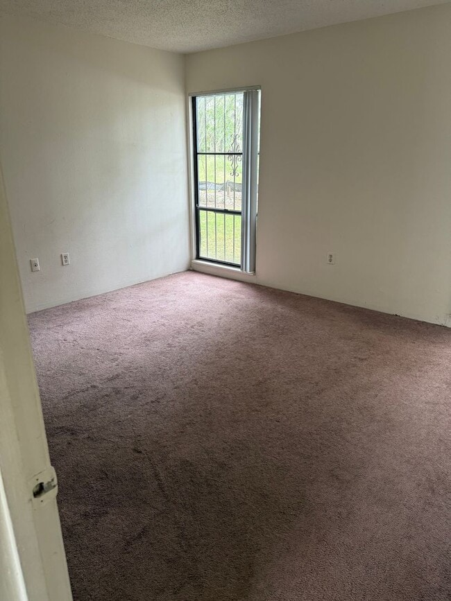 Building Photo - LEASE NOW AND ENJOY 50% OFF 2ND MONTH! Spa...