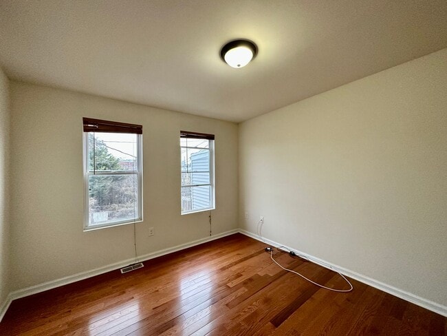 Building Photo - Charming 2 Bedroom/1.5 Bathroom Townhome in Washington Village-Pigtown!