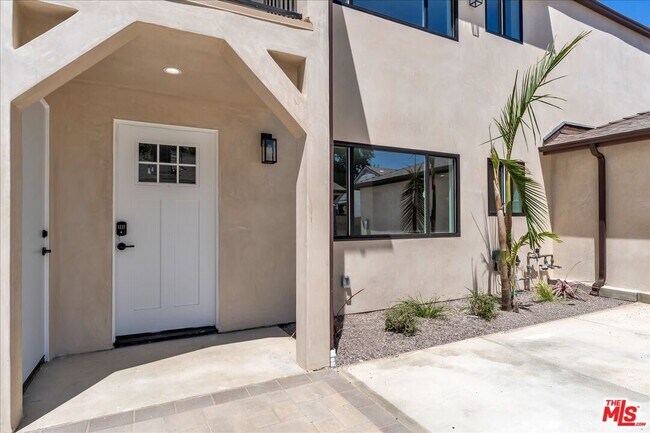 Building Photo - 6913 Encino Ave