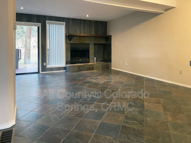 Building Photo - 550 Manor Ct