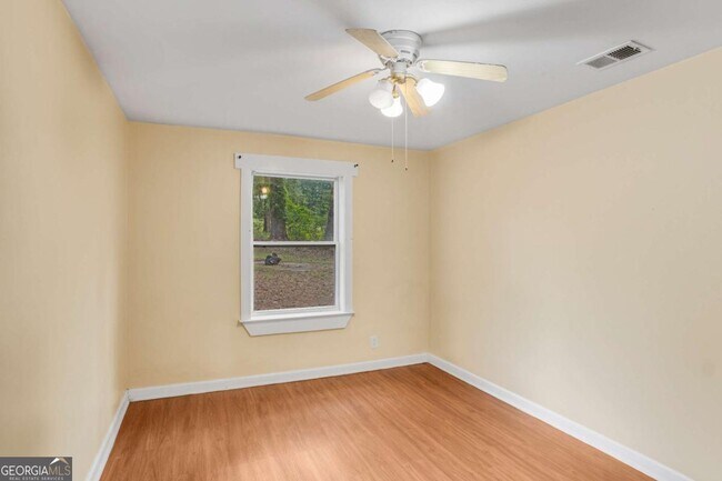 Building Photo - 695 Trout St