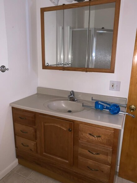 bathroom - 10 Hull St