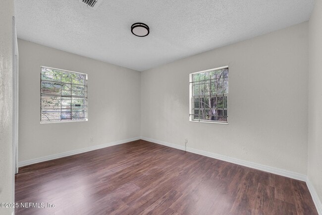 Building Photo - 2013 W 6th St