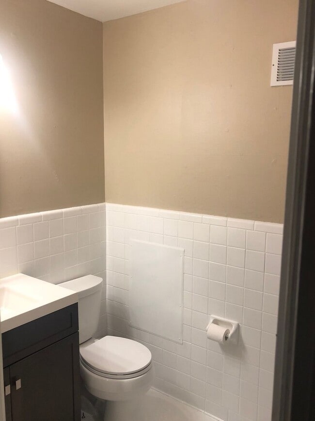 Building Photo - 4 Bed / 2.5 Bath