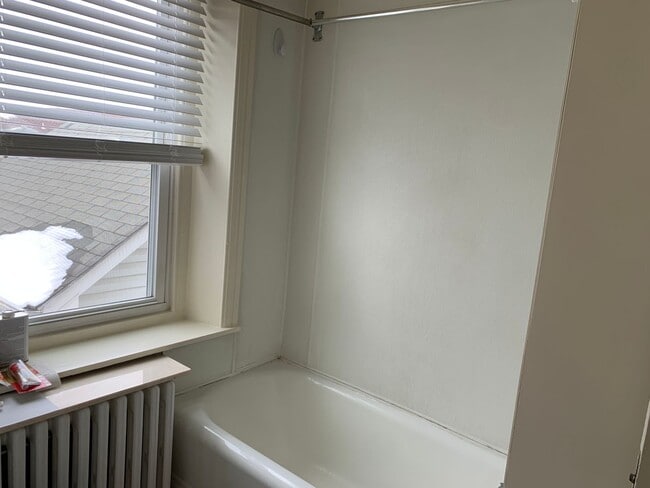 Building Photo - 3 Bedroom 1.5 Bathroom Emmaus Single in th...