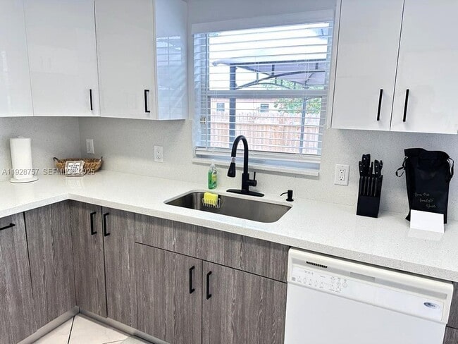 Building Photo - 720 2nd Pl SW