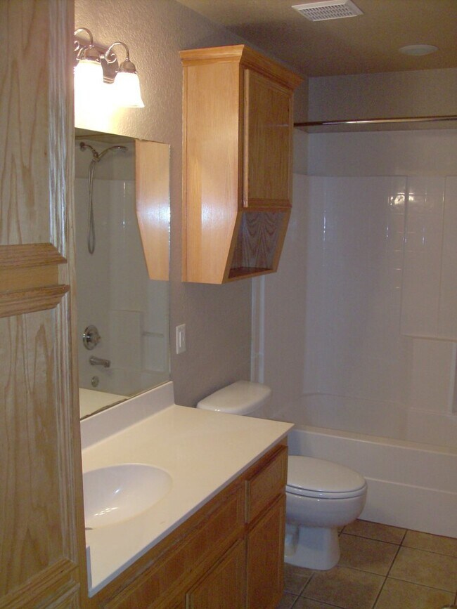Building Photo - Spacious Duplex for Rent – Close to Clear ...