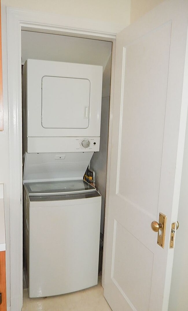 Building Photo - Sun-Filled & Well-Maintained 1 Bed 1 Bath ...