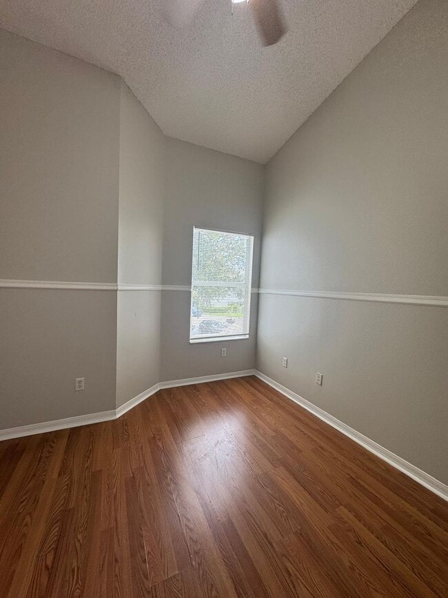 Building Photo - SPACIOUS, BEAUTIFUL 3 BEDROOM 2.5 BATH TOW...