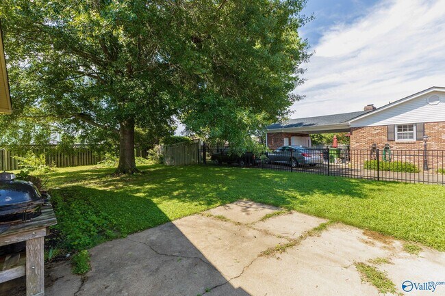 Building Photo - 904 SE Chatterson Rd