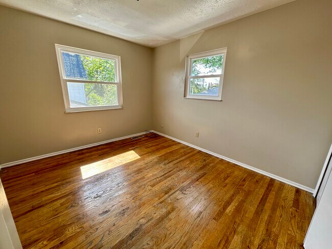 Building Photo - 1603 Woodland Ave NW