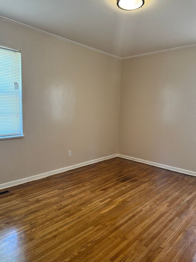 Building Photo - 3 Bedroom 2 Bathroom House