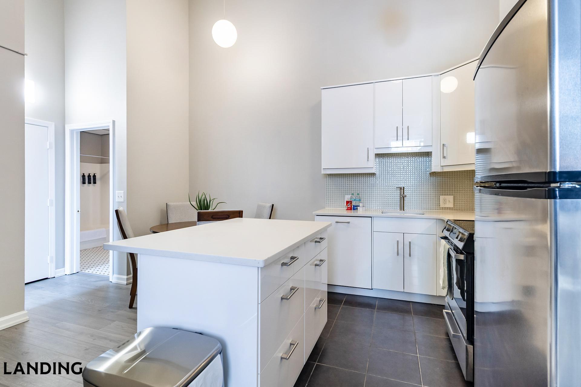 Building Photo - 265 College St