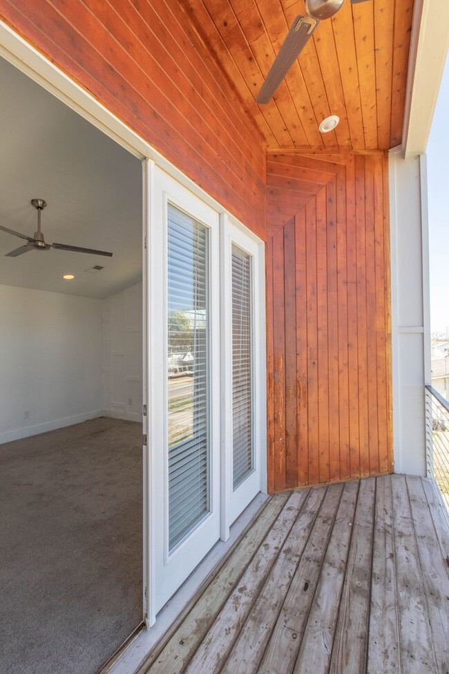 Building Photo - 3 Bed 2.5 Bath Single-Family Urban Home