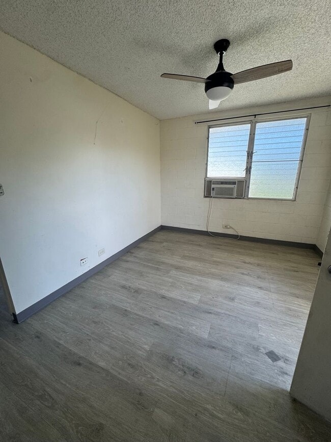 Building Photo - 2 Bed 1 Bath with 1 reserved parking in Moiliili